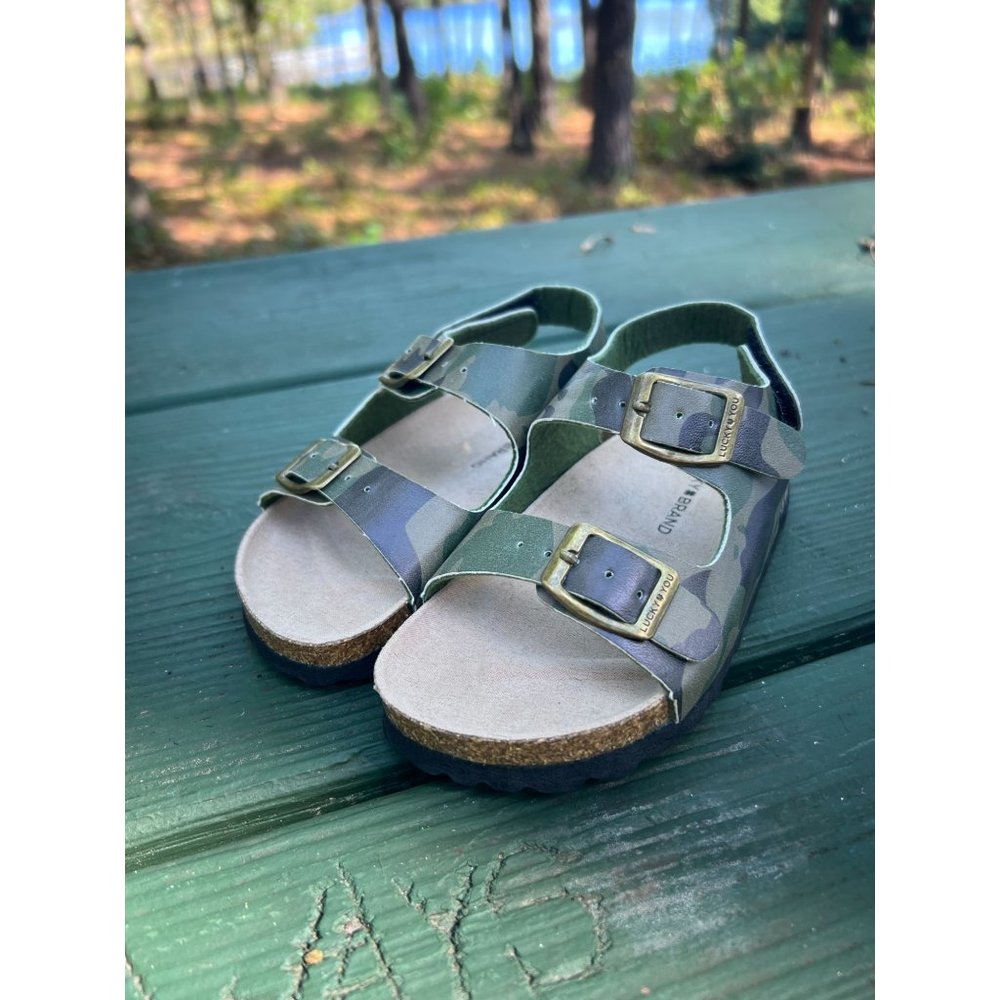Lucky Brand Blanc Toddler Boy Sandals Camo Print Back Strap Vegan Leather Sz 9 N